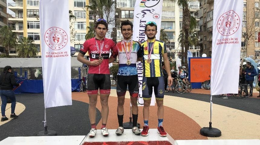 Bisiklet yarışmasında Denizlili bisiklet&ccedil;iler T&uuml;rkiye ikincisi oldu