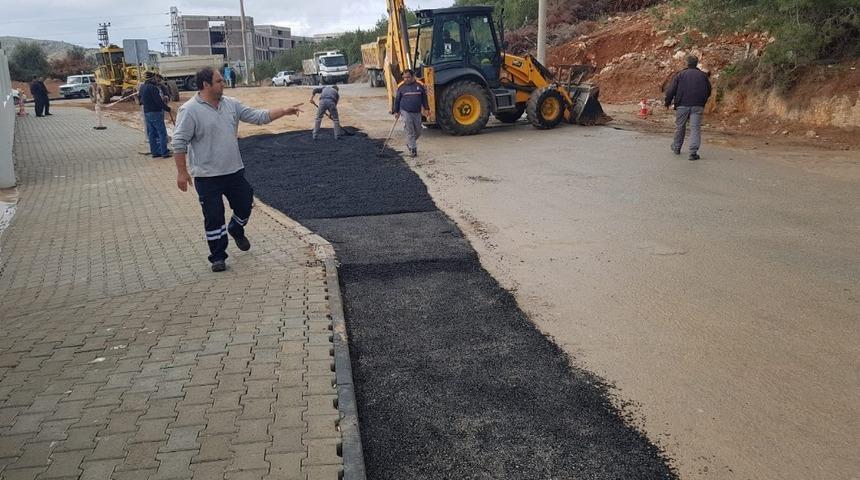 Bozulan yolların bakımları yapılıyor
