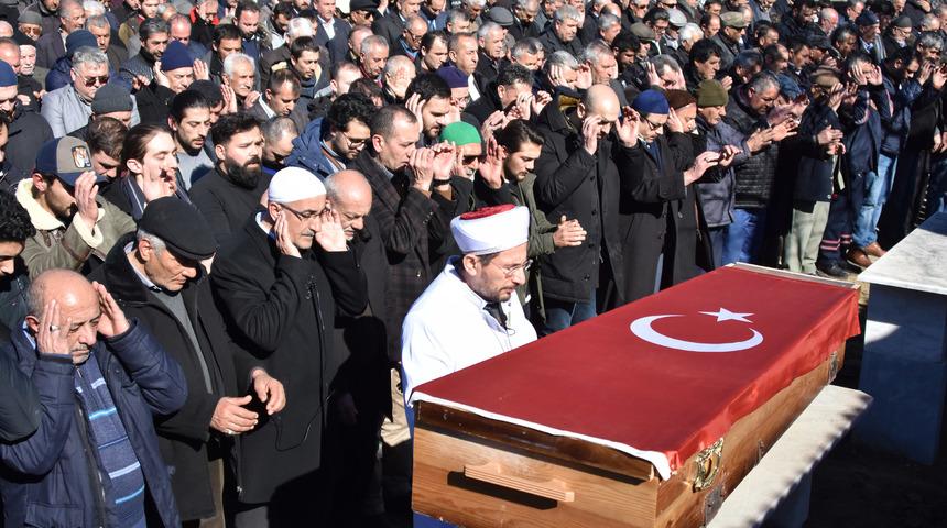Bel&ccedil;ika'da silahlı kavgada &ouml;ld&uuml;r&uuml;len Emre, Konya'da son yolculuğa uğurlandı