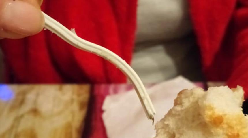 Antalya'da marketten aldığı ekmekten 10 santimlik kablo çıktı