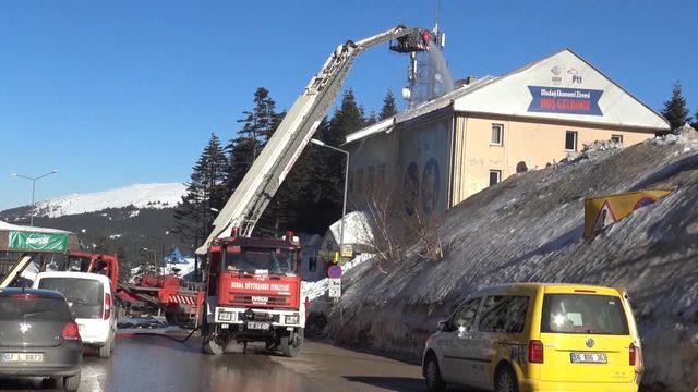 Uludağ'da 6 kişinin üzerine kar kütlesi düşen binanın çatısı temizlendi