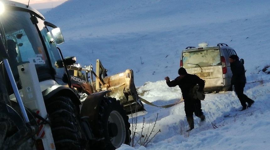 Kara saplanan kamyonette mahsur kalanlar kep&ccedil;eyle kurtarıldı