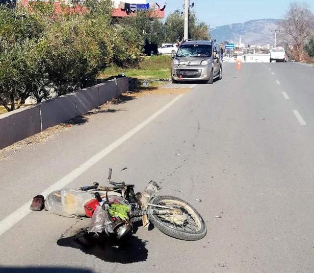 Hafif ticari araçla çarpışan motosikletin sürücüsü öldü, 4 yaralı