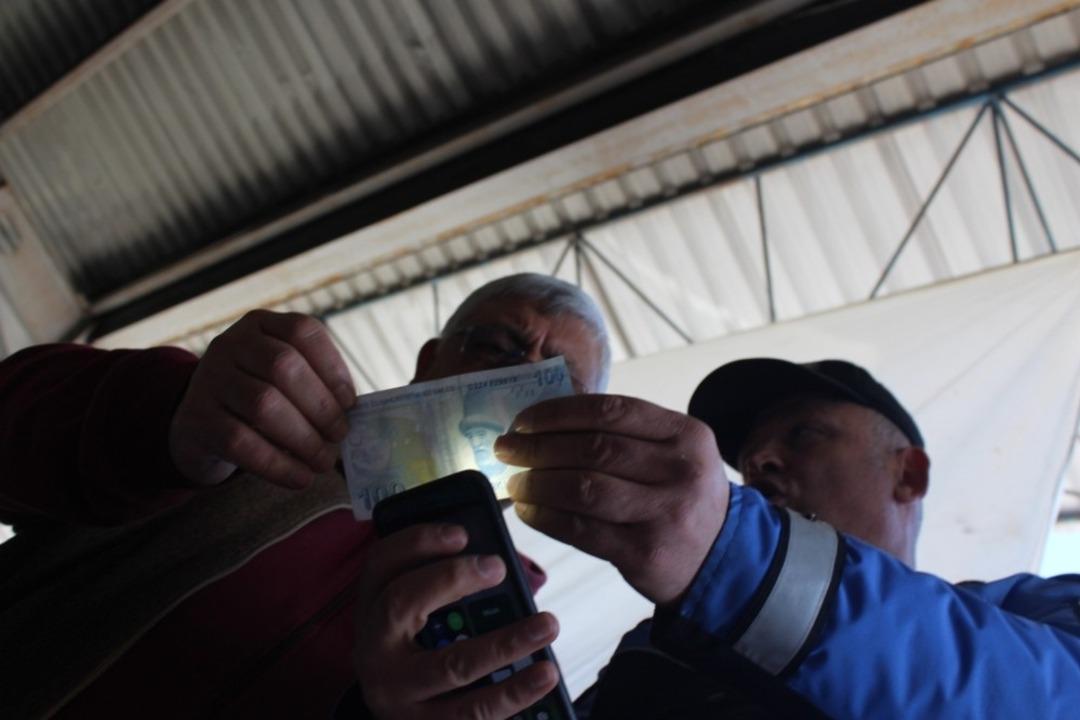 Polisten vatandaşlara sahte para ve &ccedil;anta taşıma eğitimi