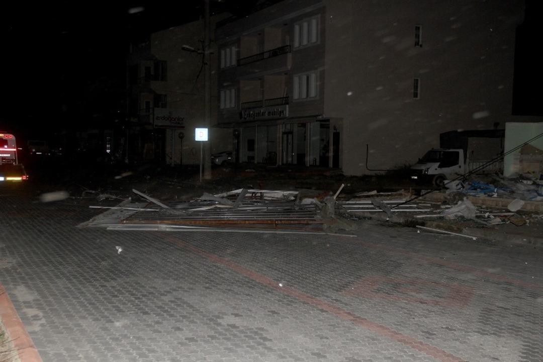 Fethiye&rsquo;de fırtına ağa&ccedil;ları devirdi, &ccedil;atıları u&ccedil;urdu