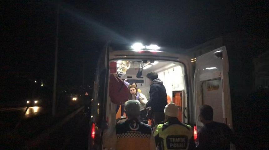 Kuşadası&rsquo;nda motosiklet yayaya &ccedil;arptı; 3 yaralı