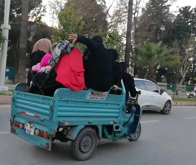 Motosiklet sepetinde bebek arabasıyla tehlikeli yolculuk