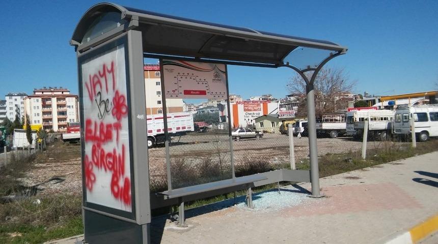 Duraklarda g&ouml;r&uuml;nt&uuml; kirliliği