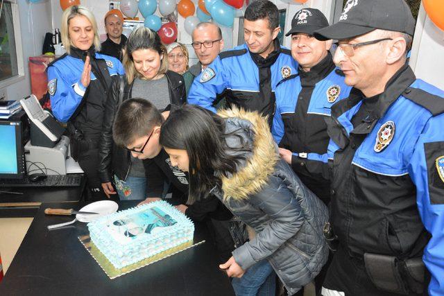 Utku'ya polislerden sürpriz doğum günü