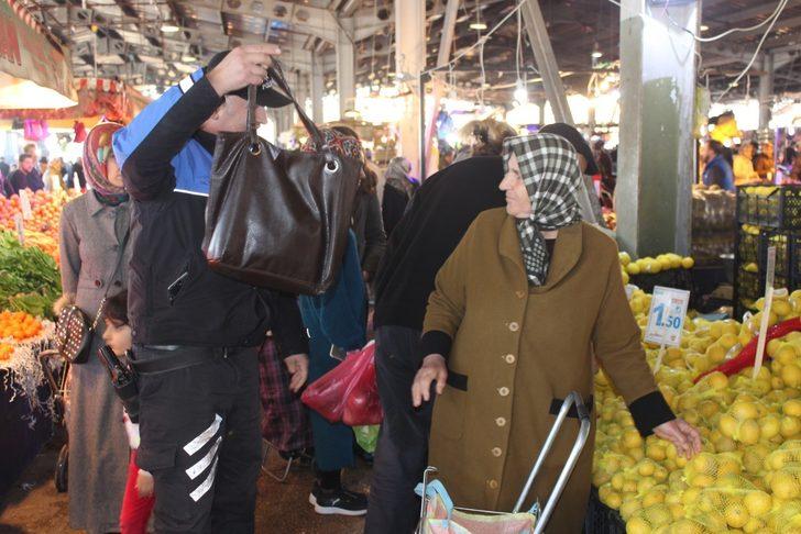 Bu kez polis, hırsız oldu! Pazar yerinde şaşırtan görüntüler G1