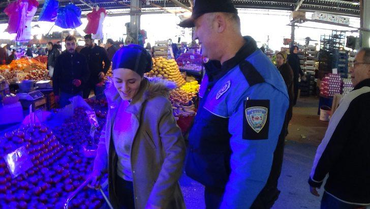 Bu kez polis, hırsız oldu! Pazar yerinde şaşırtan görüntüler G4