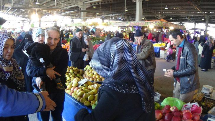 Bu kez polis, hırsız oldu! Pazar yerinde şaşırtan görüntüler G5
