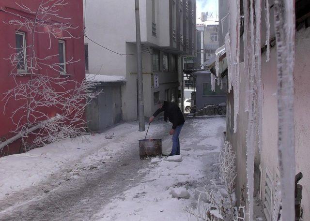 Ardahan’da inşaat işçilerinin soğukla mücadelesi