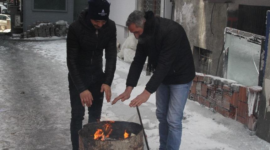 Ardahan&rsquo;da inşaat iş&ccedil;ilerinin soğukla m&uuml;cadelesi