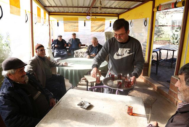 Yeniden almaya başladığı maaşıyla kahvedekilere çay ısmarladı