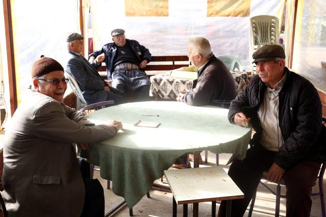 Yeniden almaya başladığı maaşıyla kahvedekilere çay ısmarladı