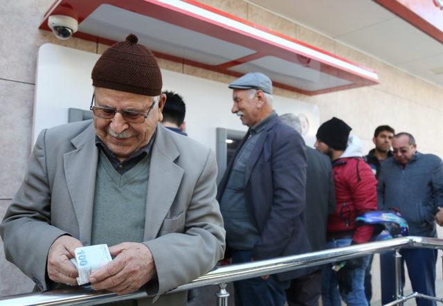 Yeniden almaya başladığı maaşıyla kahvedekilere çay ısmarladı