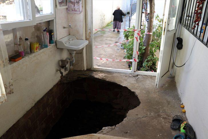 Bir anda evin holü çöktü! Anne-kızı komşuları kurtardı G5