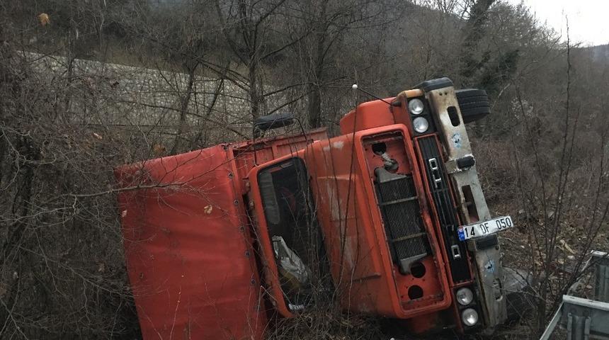 Yenice yolunda kamyon devrildi: 1 yaralı