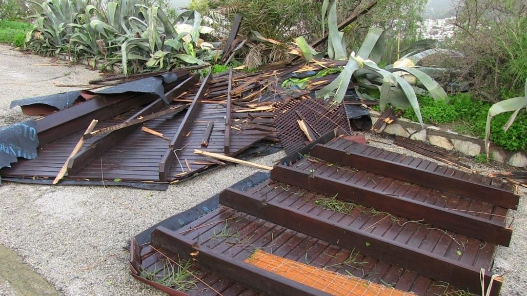 Fırtına Bodrum&rsquo;u yıktı ge&ccedil;ti