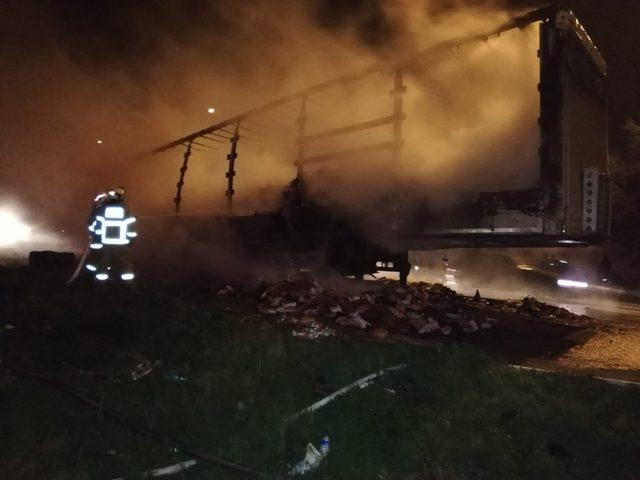 Balıkesir’de hareket halindeki TIR’da yangın çıktı