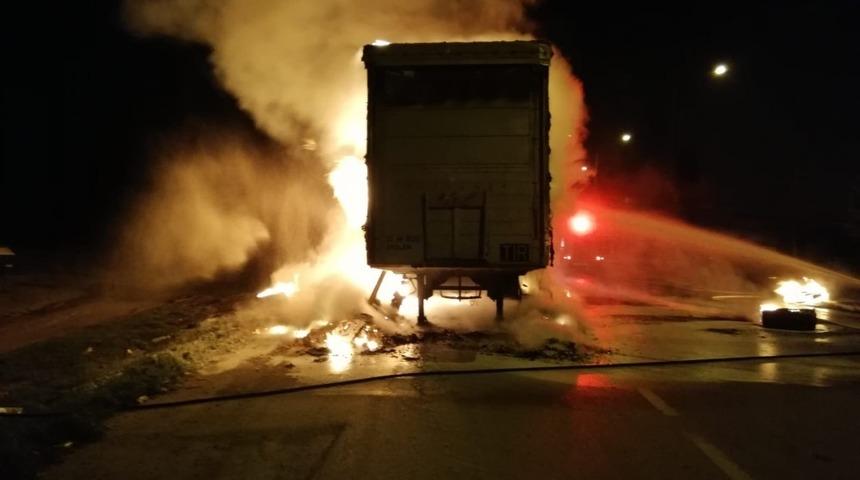 Balıkesir&rsquo;de hareket halindeki TIR&rsquo;da yangın &ccedil;ıktı