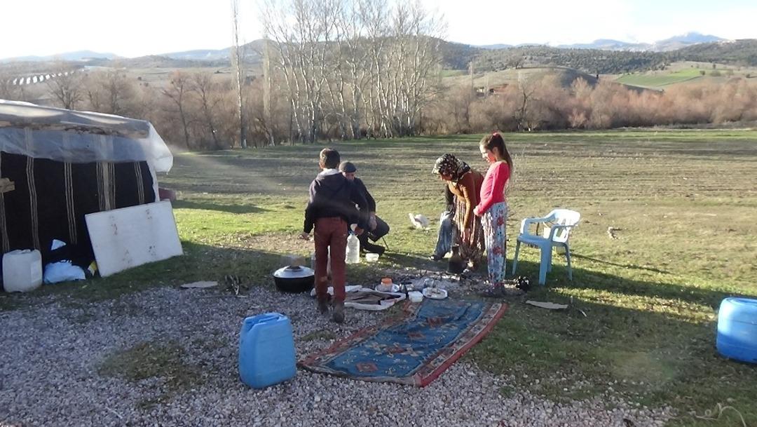 Yaz-kış &ccedil;adırda yaşıyorlar