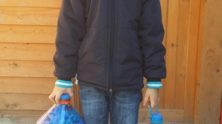 Minik Ata Bekir topladığı mavi kapakları vereceği yer arıyor