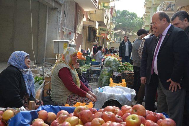 Başkan Özakcan pazarda esnaf ve vatandaşı dinledi