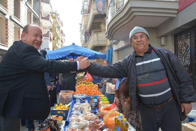 Başkan Özakcan pazarda esnaf ve vatandaşı dinledi