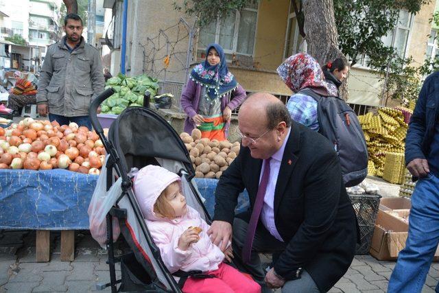 Başkan Özakcan pazarda esnaf ve vatandaşı dinledi