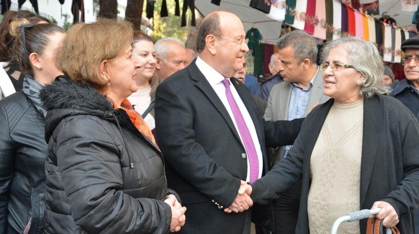 Başkan Özakcan pazarda esnaf ve vatandaşı dinledi