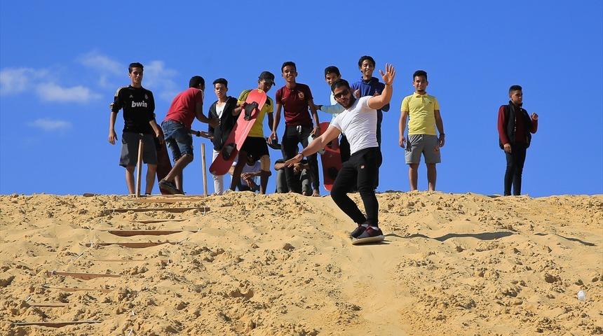 Mısır çöl kumunda kayak keyfi