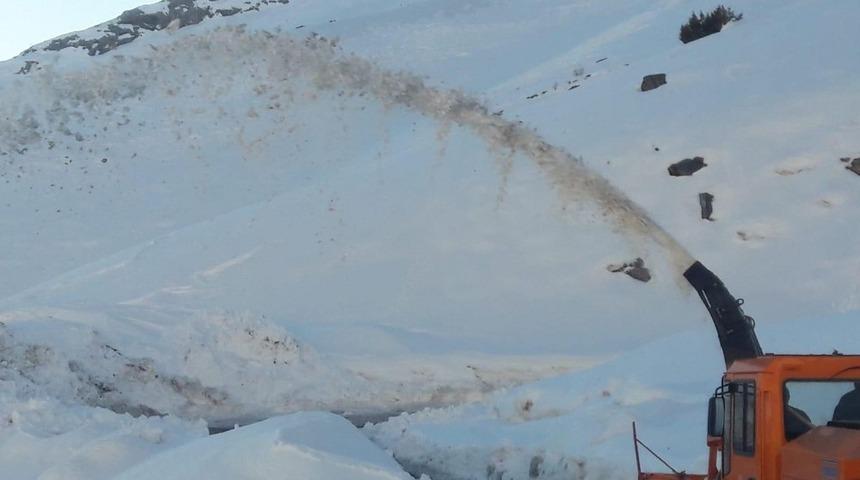 Şırnak&rsquo;ta 3 g&uuml;nd&uuml;r kapalı olan yol ulaşıma a&ccedil;ıldı