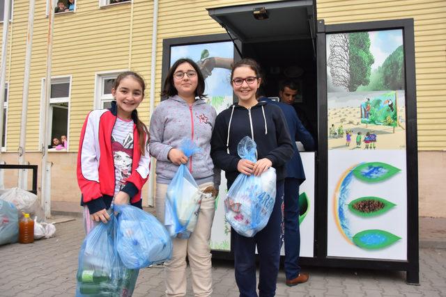 Geri dönüşüm malzemesi getiren öğrencilere bedava alışveriş fişi