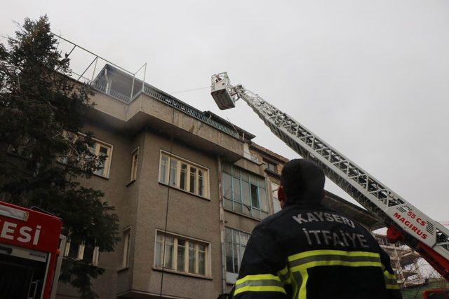 Çatıda çıkan yangını itfaiye ekipleri söndürdü