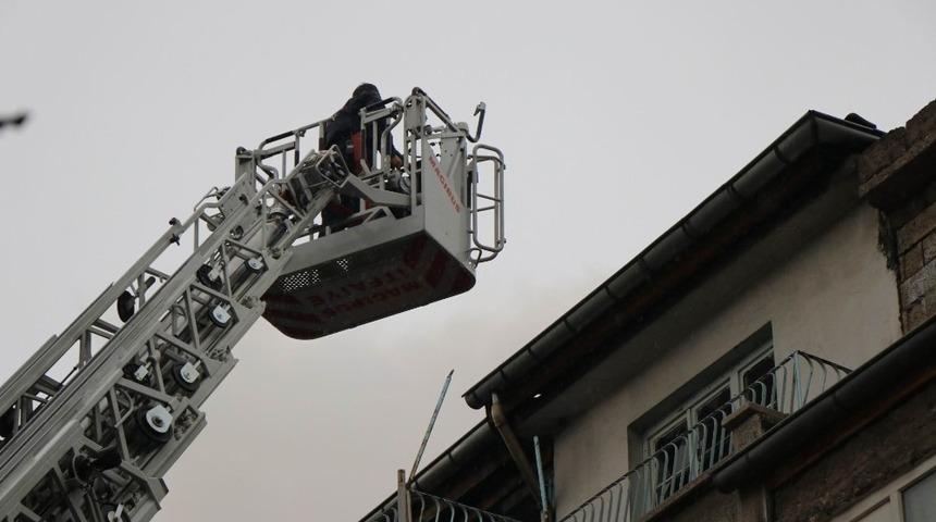 &Ccedil;atıda &ccedil;ıkan yangını itfaiye ekipleri s&ouml;nd&uuml;rd&uuml;