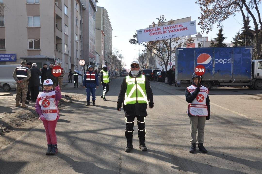 Kars&rsquo;ta trafikte &ldquo;"&Ouml;ncelik Hayatın, &Ouml;ncelik Yayanın&rdquo; eylemi