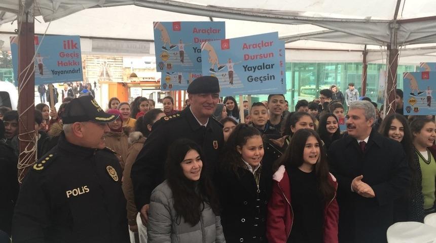 Trafikte yaya bilincinin oluşturulması projesinde yaya ve s&uuml;r&uuml;c&uuml;ler bilgilendirildi