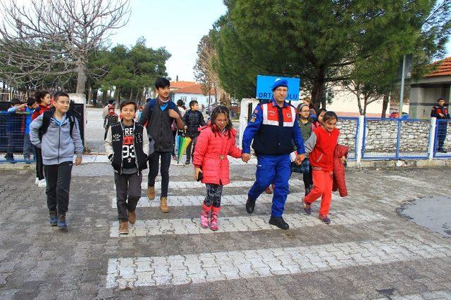 Muğla jandarmasından ‘Yayaya öncelikli’ trafik uygulaması