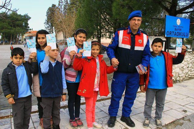 Muğla jandarmasından ‘Yayaya öncelikli’ trafik uygulaması