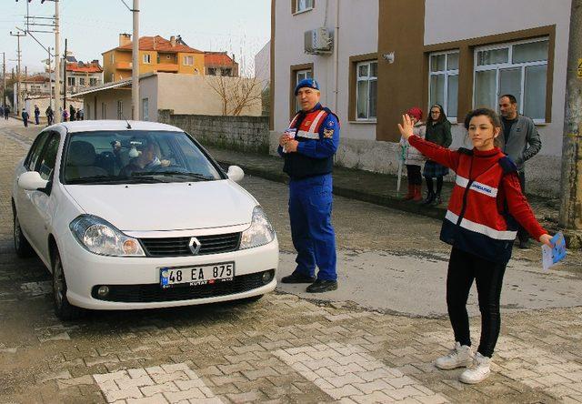 Muğla jandarmasından ‘Yayaya öncelikli’ trafik uygulaması