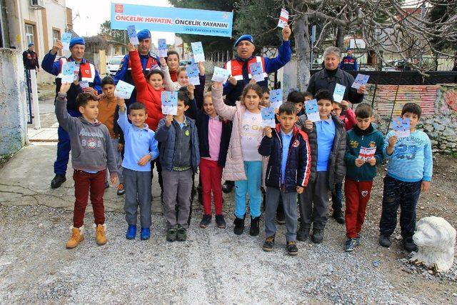 Muğla jandarmasından ‘Yayaya öncelikli’ trafik uygulaması