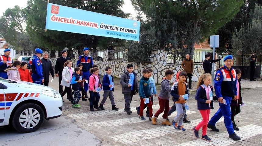 Muğla jandarmasından &lsquo;Yayaya &ouml;ncelikli&rsquo; trafik uygulaması