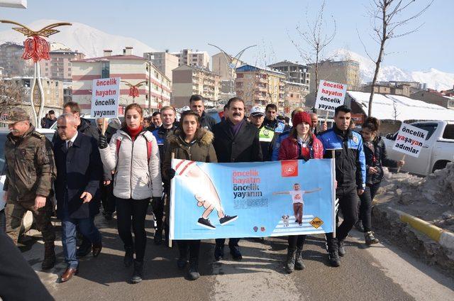 Hakkari’de trafik farkındalık yürüyüşü düzenlendi