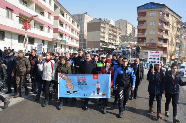 Hakkari’de trafik farkındalık yürüyüşü düzenlendi