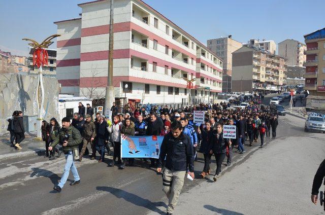 Hakkari’de trafik farkındalık yürüyüşü düzenlendi