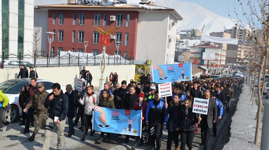 Hakkari&rsquo;de trafik farkındalık y&uuml;r&uuml;y&uuml;ş&uuml; d&uuml;zenlendi