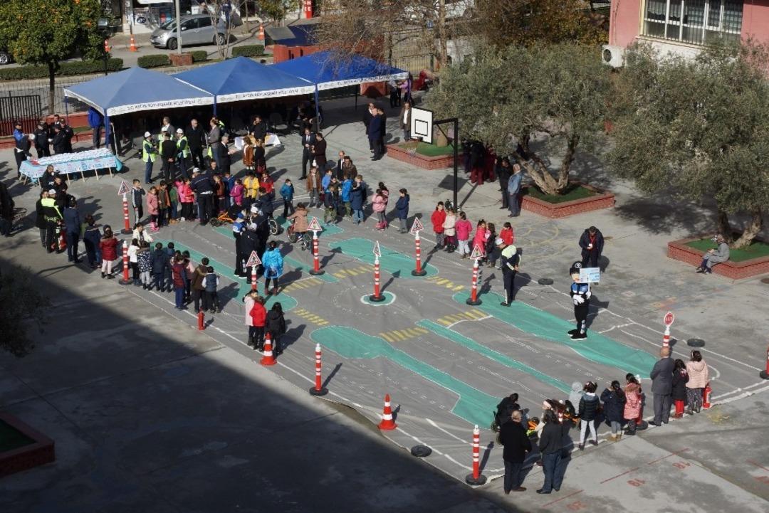 Aydın&rsquo;da &ouml;ğrencilere yaya &ouml;ncelikli trafik etkinliği d&uuml;zenlendi