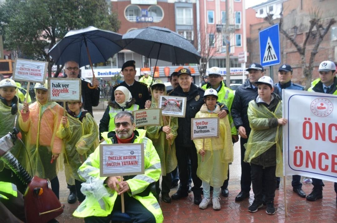 Trafikte yaya &ouml;nceliğine dikkat &ccedil;ekildi